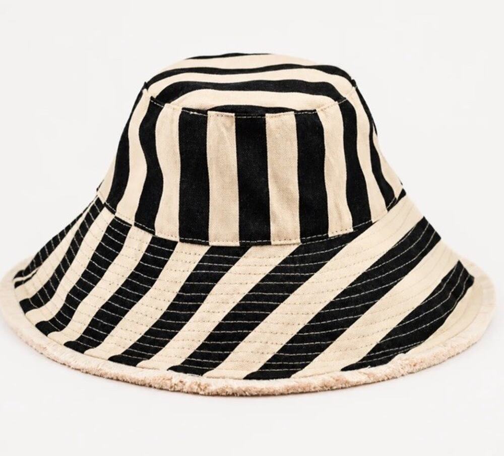 Sprigs NWOT Adjustable Wide Brim Black Beige Stripe Fringe Cloth Bucket Hat